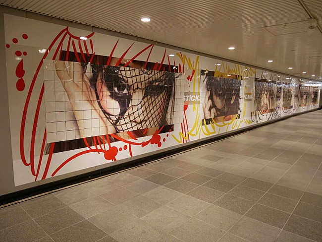 「BiSH、超貴重CD入り紙ジャケを持ち帰れる「#BiSHアメトムチ」巨大広告が登場」1枚目/4