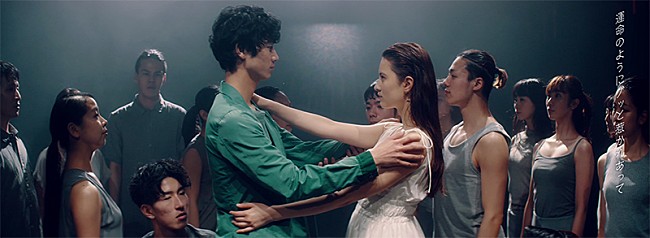 「佐藤千亜妃がエレーナ・アンと清原翔の愛を彩る、カネボウ動画「#ずっと離さない」」1枚目/19