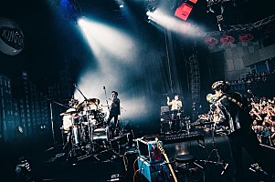 King Gnuの全国ツアーファイナル公演、あふれ返ったヒューマニズム