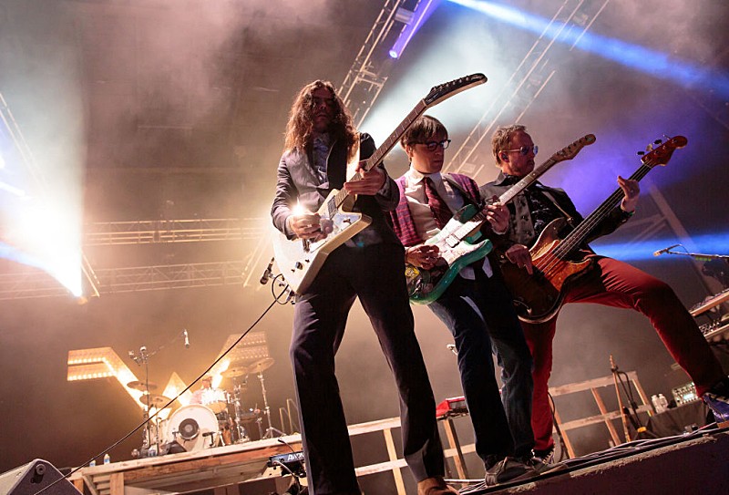 ウィーザー、ティアーズ・フォー・フィアーズのメンバーとあの名曲をTVパフォーマンス