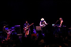 ミシェル・ンデゲオチェロ、うねりを帯びた至高のグルーヴで会場を