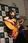 「家入レオ、“会場の一人一人に届くように”フリーイベントで初めて弾き語りを披露」1枚目/6