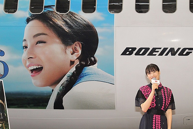 「広瀬すず「本当にうれしく、幸せに思います」　自分の顔がラッピングされた機体と対面」1枚目/1