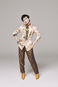 Superflyが満員電車で腕組み、新シングル『Ambitious』ジャケ＆アー写