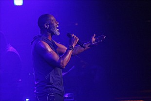 「ブライアン・マックナイト、現在までのクロニクルを体感できる来日公演＆大阪の模様をレポート」