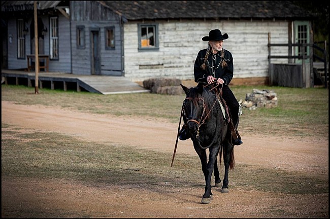 「ウィリー・ネルソン、最新スタジオ録音アルバムを7月に発売決定＆タイトル曲「ライド・ミー・バック・ホーム」先行リリース」1枚目/2