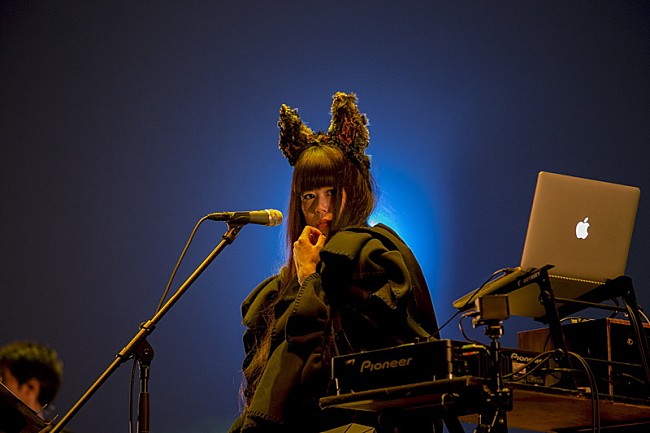 「相対性理論、初となるライブ・アルバム『調べる相対性理論』7月リリース」1枚目/13