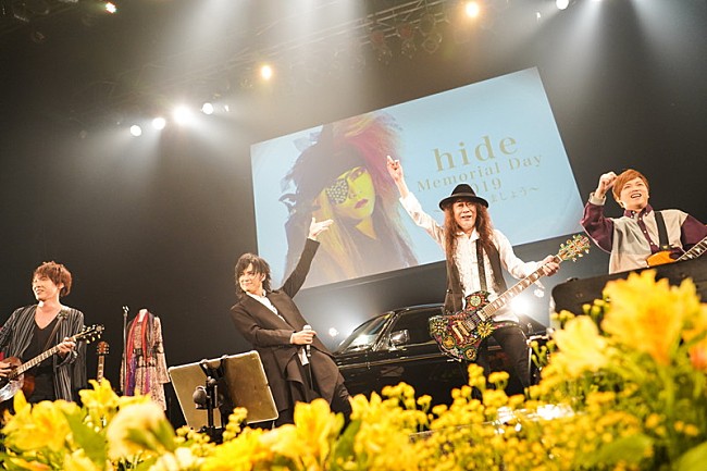 「hideへの献花式＆フィルムライブ、hide愛用ギターをPATAが25年ぶりステージ演奏」1枚目/16