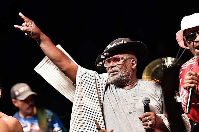 「フル・スロットルで駆け抜けていったラスト・ツアー　自由奔放で楽観的なジョージ・クリントン最後の来日ライブが炸裂した“伝説の夜”」1枚目/19