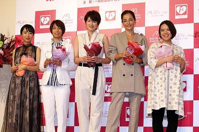 「吉瀬美智子、梨花らが「ベストマザ－賞」受賞　吉瀬「『おはよう』と言って必ずハグをする」」1枚目/1