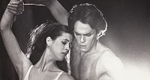 「孤高のスケーターを追った映画『氷上の王、ジョン・カリー』監督が語る「ボウイに共通する審美眼を持っていた」」