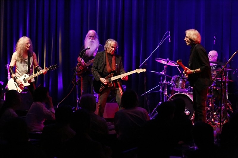 「<ライヴレポート>ダニー・コーチマーの来日ツアーがスタート“熟達したキャリアから繰り出される時代、国境を越えて心を震わせる楽曲の数々”」1枚目/7