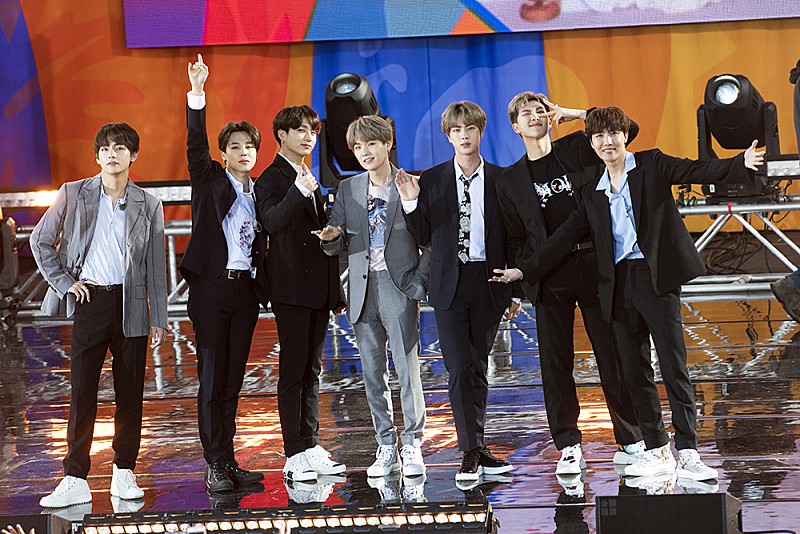 BTS (防弾少年団)、米TV番組『GMA』で「Fire」と「Boy With Luv」のパフォーマンスを披露