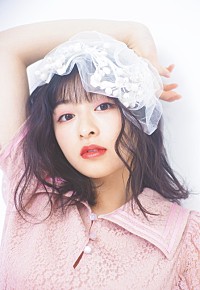 白石麻衣（乃木坂46）、優美で華麗な大人の女性としてファッション絵本