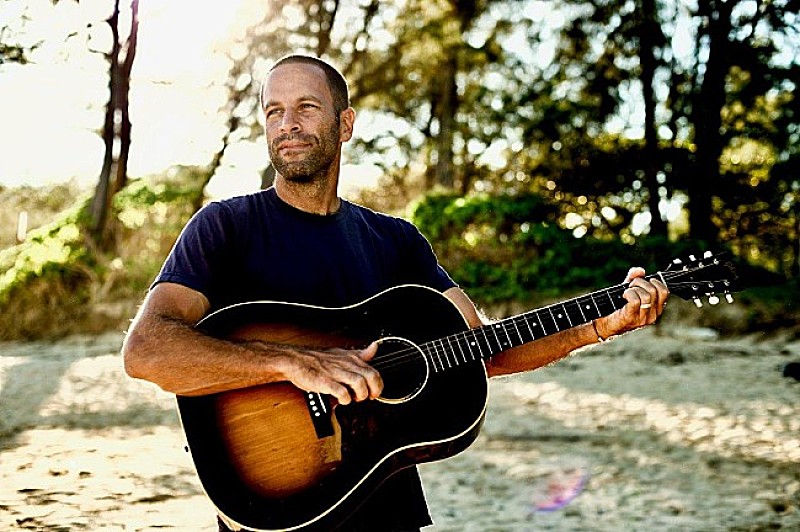 「『5月18日はなんの日？』サーフ・ミュージック・シーンの第一人者、ジャック・ジョンソンの誕生日」1枚目/1