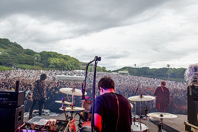「10-FEET史上最大級の野外ワンマン完遂、新曲「ハローフィクサー」披露も【セトリあり】」1枚目/6