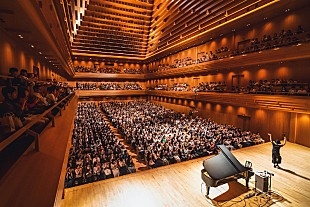 「H ZETT Mのピアノ独演会、2日連続満員の会場でユーモアと超技巧のステージ披露」