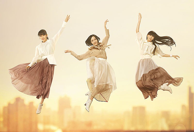 Perfume「Perfumeが夕焼け空の中で舞う、タリーズCM「毎日は、甘くない。でも、苦くない。」篇」1枚目/1