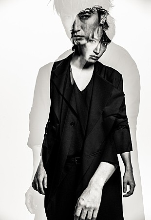 「AKi（シド）、ニュー・シングル『Monolith』リリース決定＆スポット映像公開」