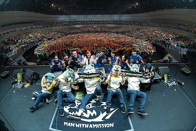 「MAN WITH A MISSIONの横アリ公演、窪田正孝/本田翼/広瀬アリスらサプライズ登場」1枚目/7