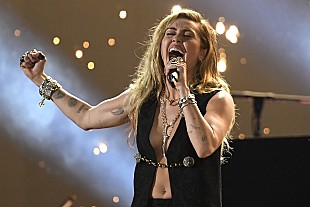 「マイリー・サイラス、今週リリースの最新作『She Is Coming』のアートワークを公開」