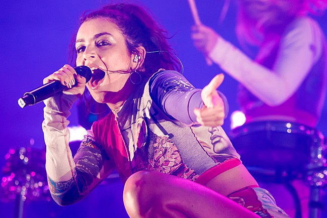 「チャーリーXCX、スパイス・ガールズ「ワナビー」のリミックスをライブで披露」1枚目/1