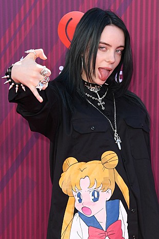 「ビリー・アイリッシュ、自身の楽曲とMV創作過程とその関係性について語る「全部が一つじゃなきゃダメ」」