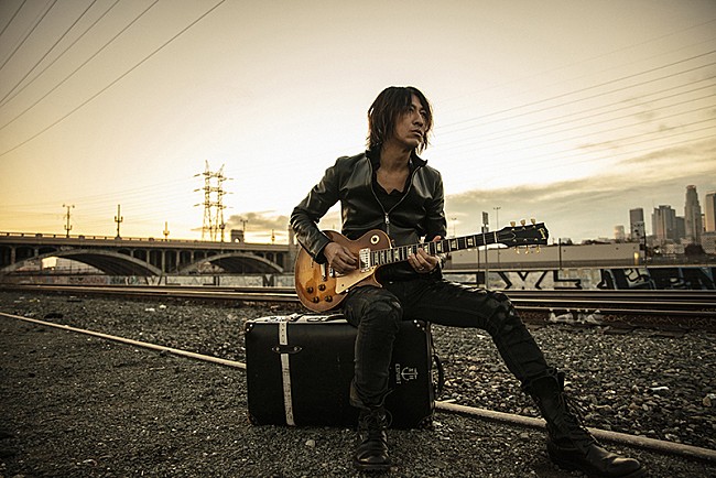 「GLAY TAKUROが羽田LDH kitchenに登場、ソロ企画「Journey without a map」」1枚目/5
