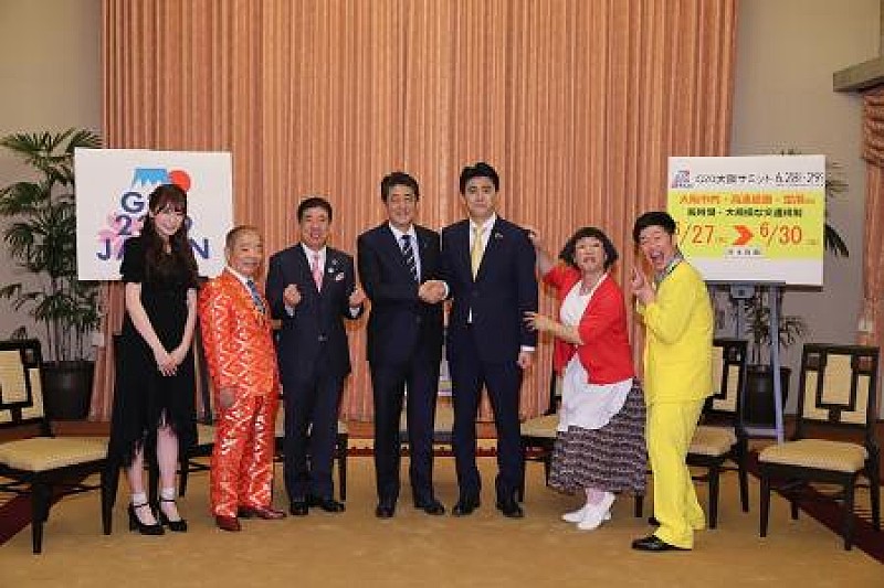 「安倍首相、自身の物まねに「複雑」　吉本芸人が総理官邸を表敬訪問」1枚目/1