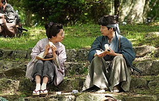 「星野源と高畑充希が見つめ合う、映画『引っ越し大名！』場面写真が公開」