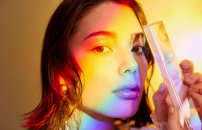 「安田レイ、新SG『over and over／dazzling tomorrow』アー写＆ジャケ写公開」1枚目/3