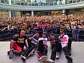 「DOBERMAN INFINITY、熱気の渦に巻き込まれたミニライブ」1枚目/2