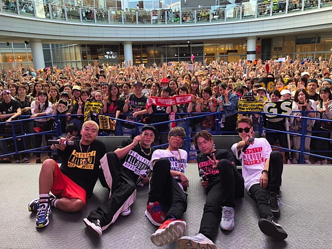 「DOBERMAN INFINITY、熱気の渦に巻き込まれたミニライブ」1枚目/2