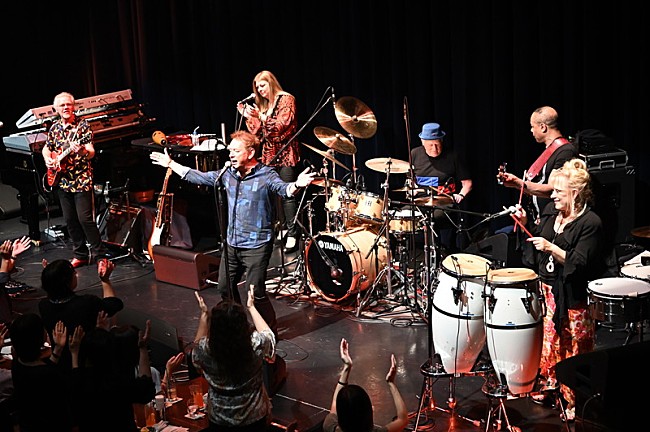 「鬱陶しい梅雨を爽やかに乗りこなすサウンド・クルージング　お洒落でノーブルなシャカタクの魅力と音楽の魔力が弾ける初夏の夕べ」1枚目/10