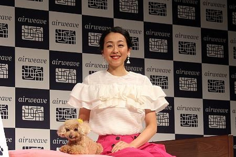 「浅田真央、愛犬エアロとＣＭ共演で笑顔　「マサルよりも」と“わが子”をアピ－ル」1枚目/1