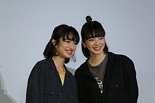 「小松菜奈、門脇麦と「姉妹役で再共演したい」 『さよならくちびる』舞台あいさつに劇中衣装で登場」