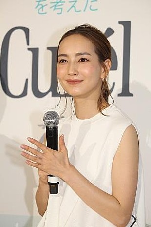 「“ママモデル”辻元舞、夜の美容法を紹介　「ストレッチボ－ルで胸を開いてから寝る」」