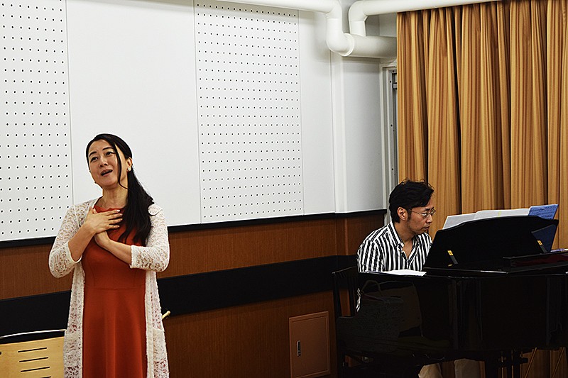 「幸田浩子出演“オペラティック・リサイタル”【―ARIA 花から花へ―】、最終リハーサルのレポートが到着」1枚目/3