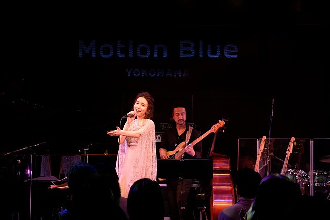 「May J.、地元・横浜で単独公演＆ファンクラブ限定バスツアーを発表」1枚目/2