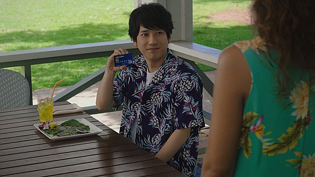「二宮和也がキャッシュレスなハワイ旅行をエンジョイ、JCB新テレビCM」1枚目/1