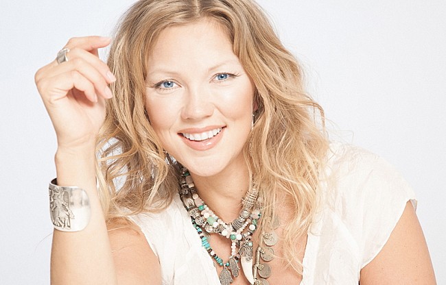 「＜コラム＞メイヤ来日記念　～「新作は、日本のファンへの特別な贈り物」メイヤが語る『コズミック・サーファー』」1枚目/2