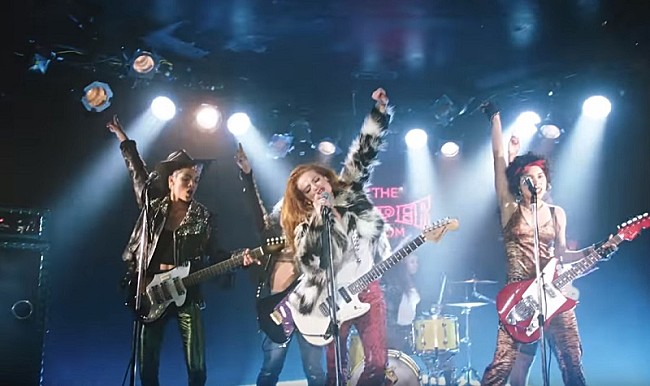 「エド・シーラン、ブルーノ・マーズが監督を務めた「ブロウ」MV公開」1枚目/5