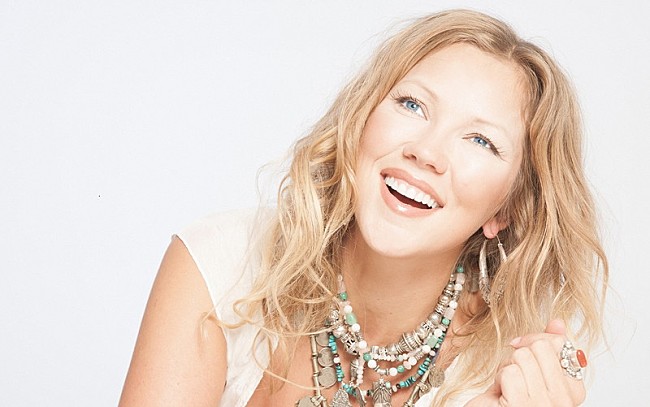 「メイヤ、9年振りの来日公演を前に＜HMV&amp;BOOKS SHIBUYA＞にて観覧フリーのアコースティック・ミニライブ＆サイン会を開催」1枚目/2