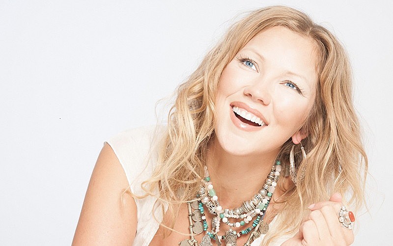 「メイヤ、9年振りの来日公演を前に＜HMV&amp;BOOKS SHIBUYA＞にて観覧フリーのアコースティック・ミニライブ＆サイン会を開催」1枚目/2