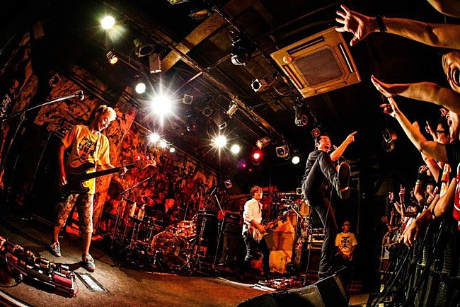 「怒髪天×ウルフルズ、30年前にしのぎを削っていた思い出の地で対バン」1枚目/11