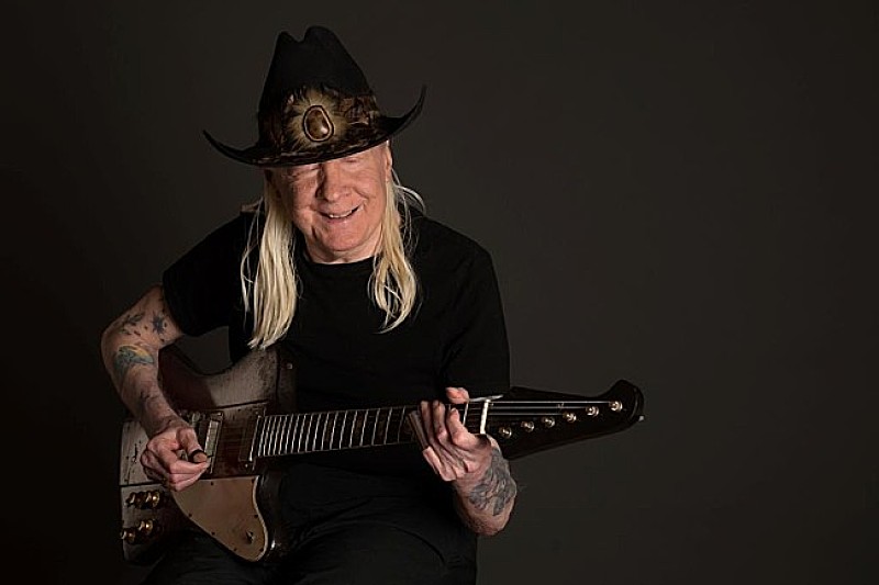 「『7月16日はなんの日?』伝説のブルース・ギタリスト、ジョニー・ウィンターの命日 没後5年」1枚目/1