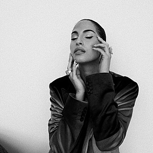 「ファッション・アイコンとしても注目のR&amp;Bシンガー、スノー・アレグラの来日公演が決定」