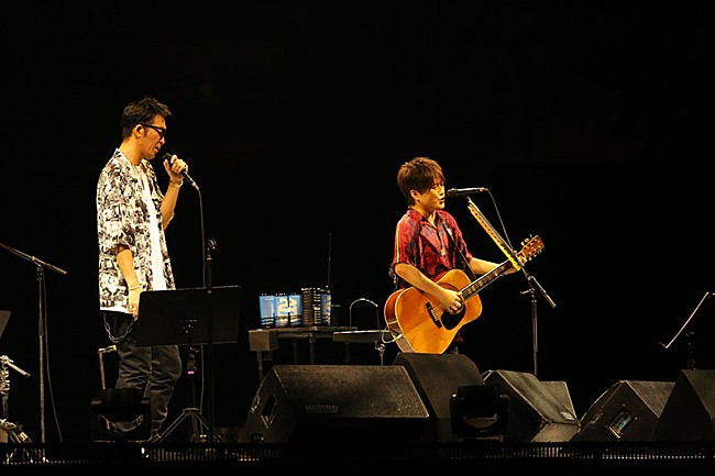 「コブクロが結成20周年記念ツアー国内ファイナル開催、京セラドームで9万人動員」1枚目/4