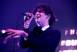 「The 1975、「I Like America &amp; America Likes Me」のTVパフォーマンスを披露」