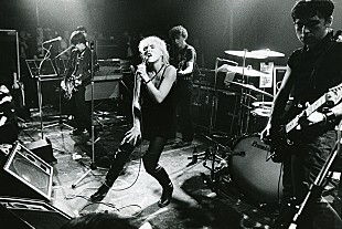 「ブロンディ、大ヒット中の「オールド・タウン・ロード」をライブでカヴァー」